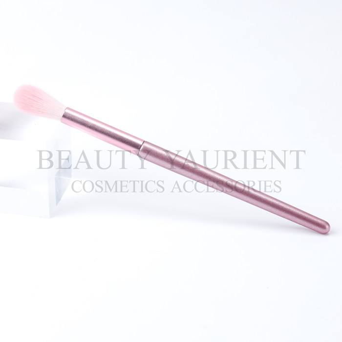 SA8000 Fluffy Highlighter Makeup Brush With Pearl Pink Wooden Handle